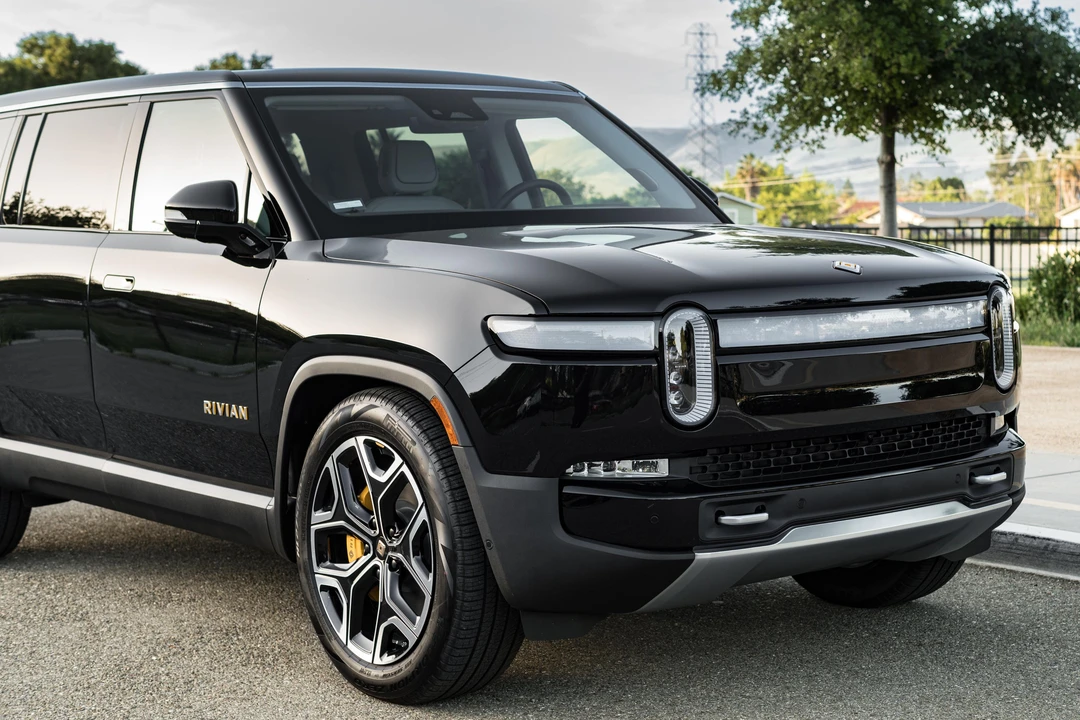 2023 Rivian R1S - Image 14 of 31