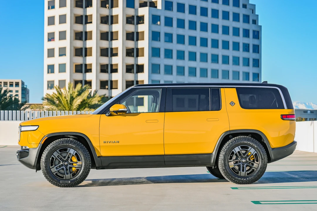 2023 Rivian R1S - Image 9 of 31