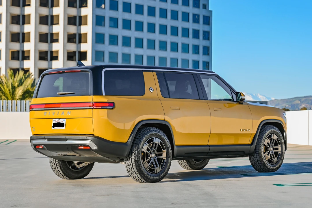 2023 Rivian R1S - Image 15 of 31