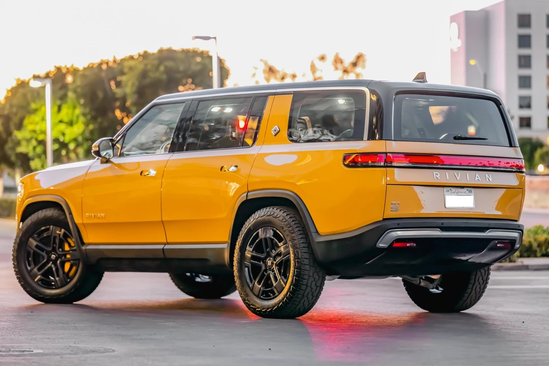 2023 Rivian R1S - Image 4 of 31