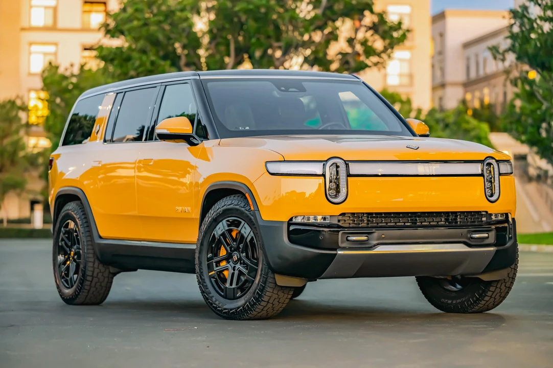 2023 Rivian R1S - Image 17 of 31