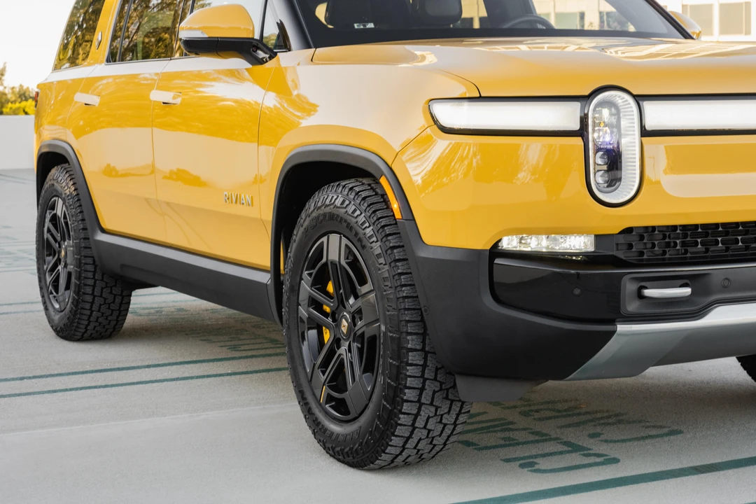 2023 Rivian R1S - Image 19 of 31