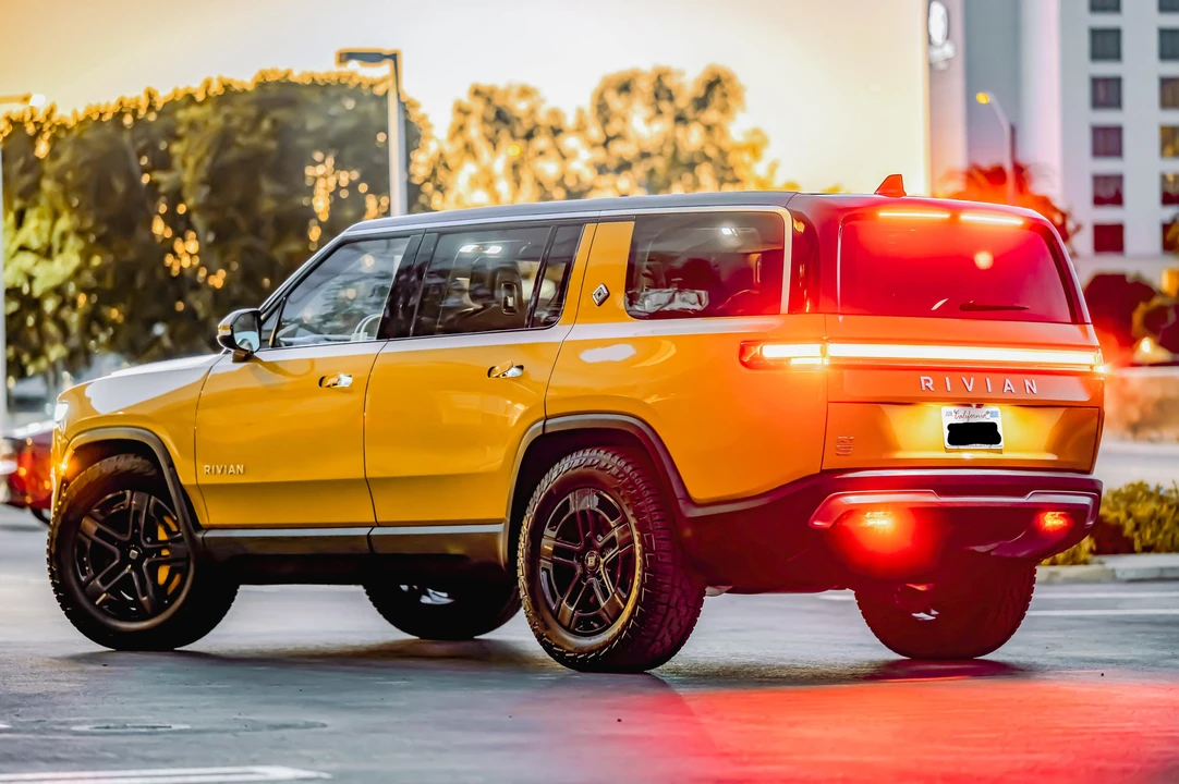 2023 Rivian R1S - Image 12 of 31