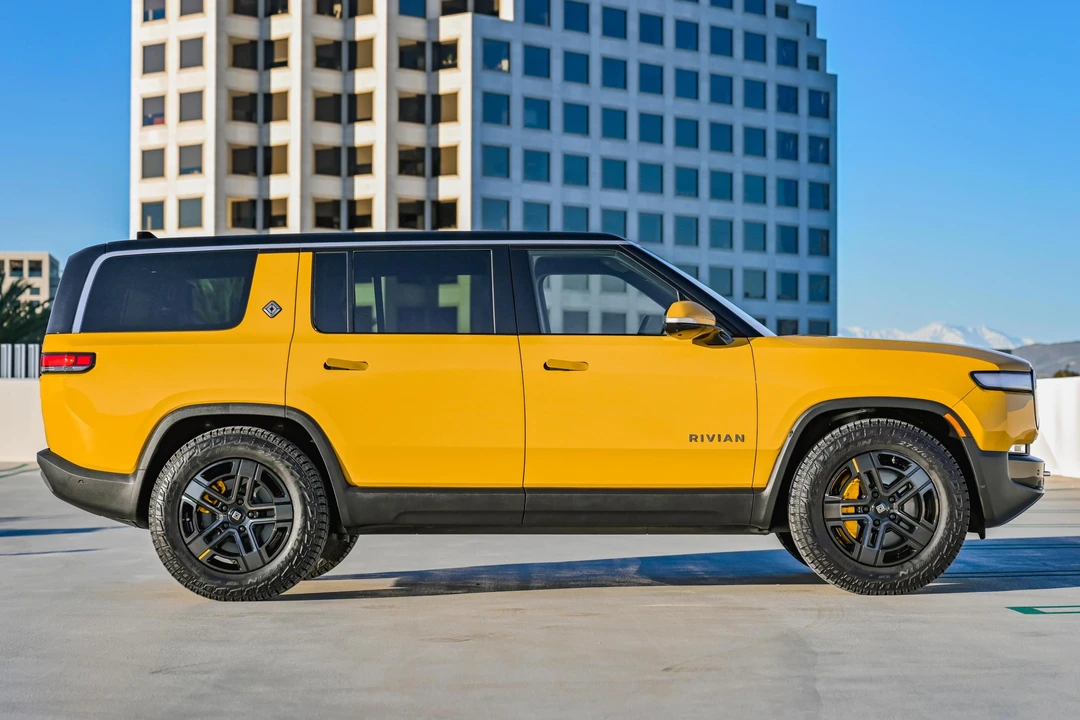2023 Rivian R1S - Image 3 of 31