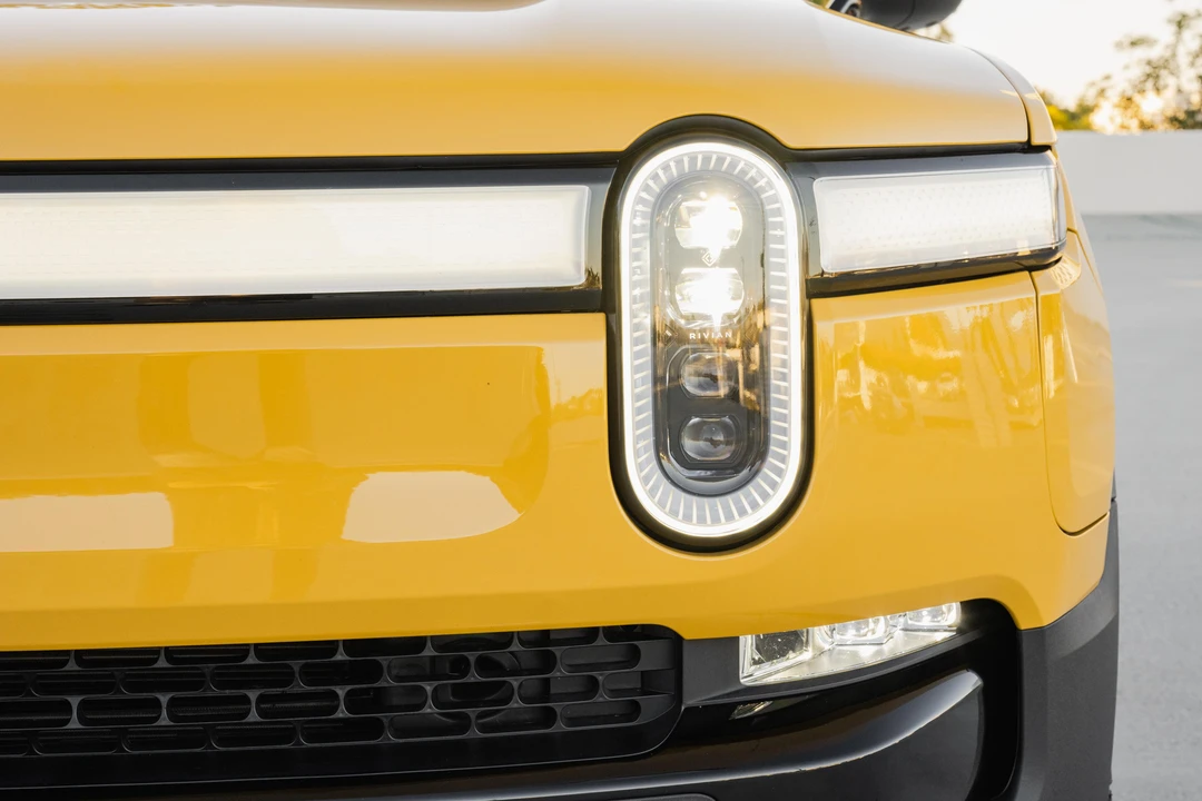 2023 Rivian R1S - Image 25 of 31