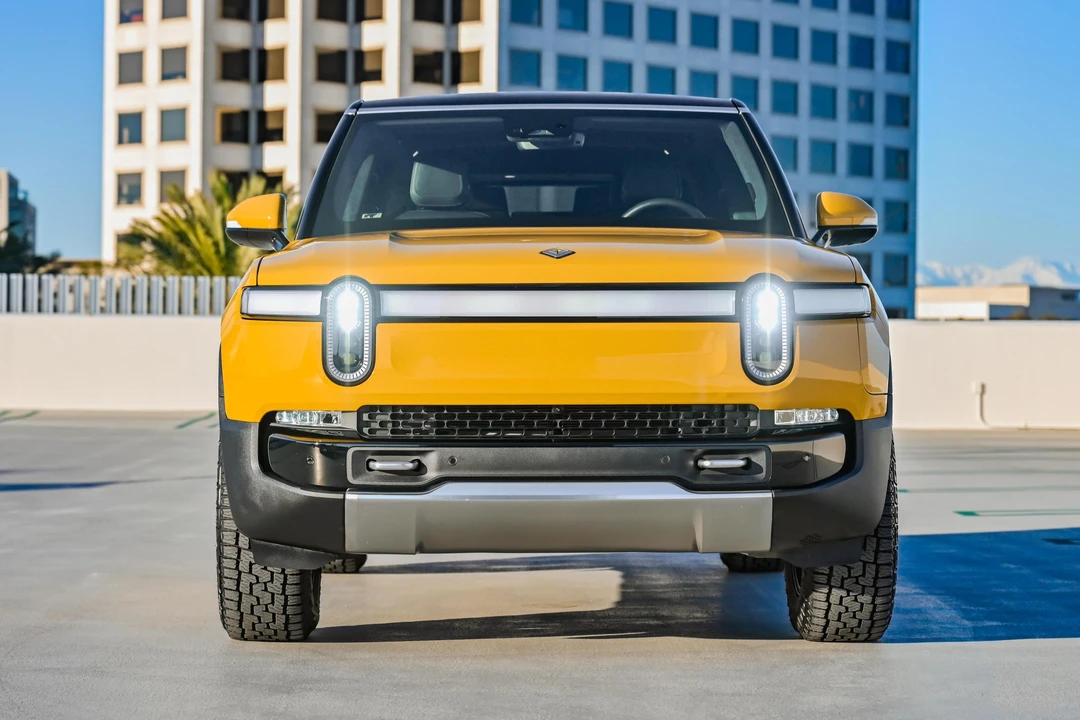 2023 Rivian R1S - Image 2 of 31