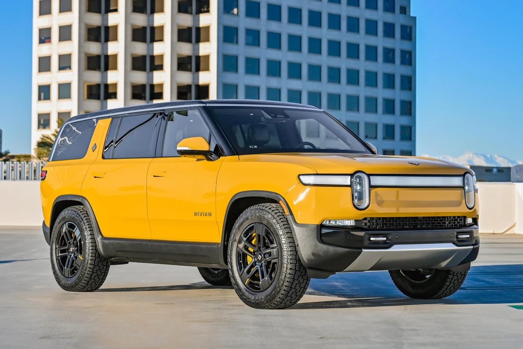 2023 Rivian R1S - Image 16 of 31