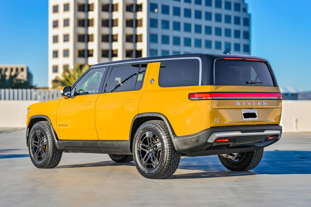 2023 Rivian R1S - Image 11 of 31