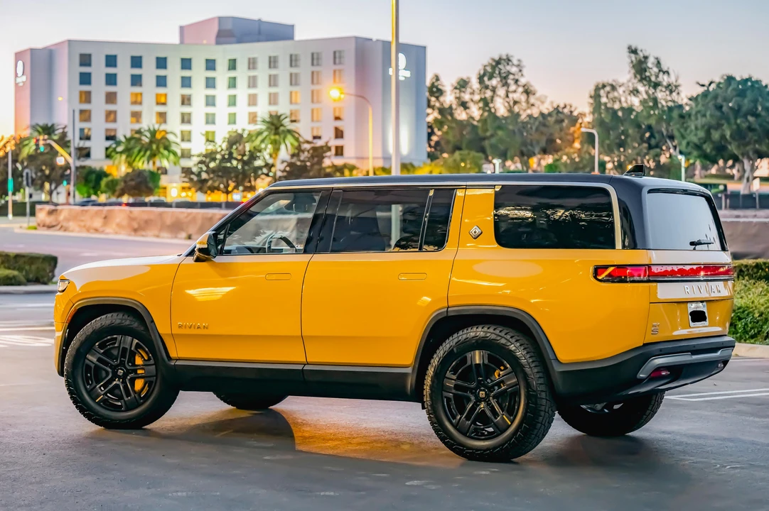 2023 Rivian R1S - Image 10 of 31