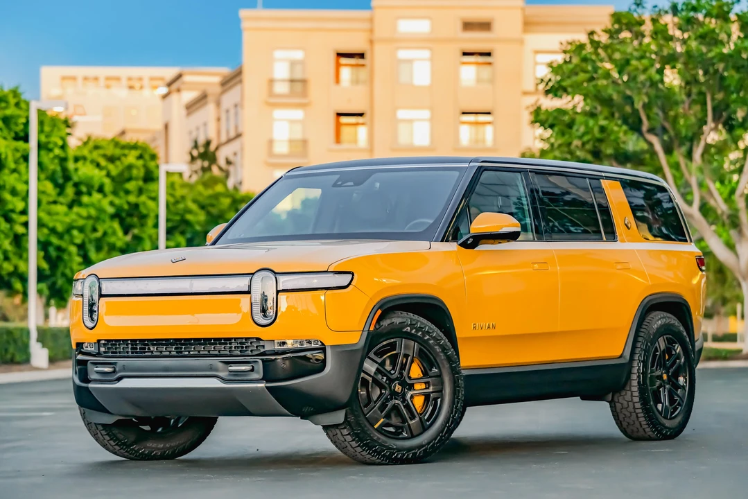 2023 Rivian R1S - Image 8 of 31