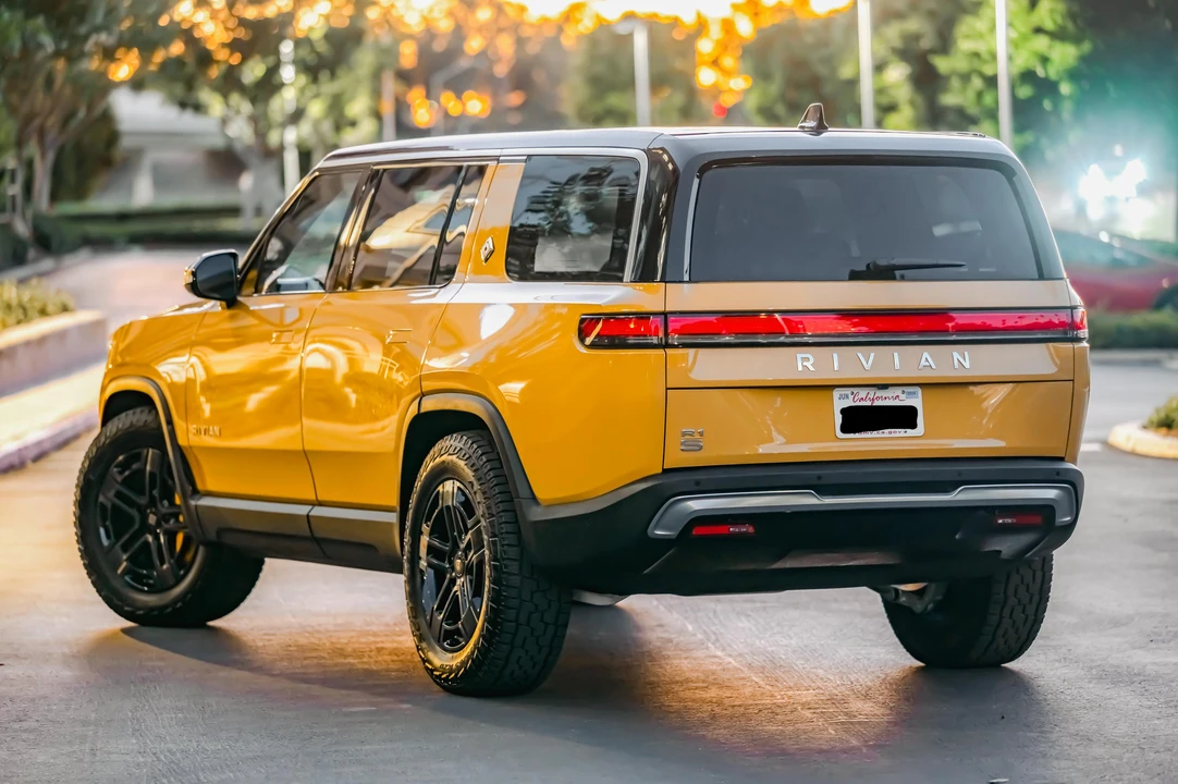 2023 Rivian R1S - Image 13 of 31