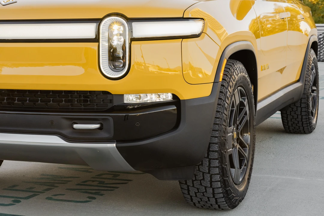 2023 Rivian R1S - Image 26 of 31