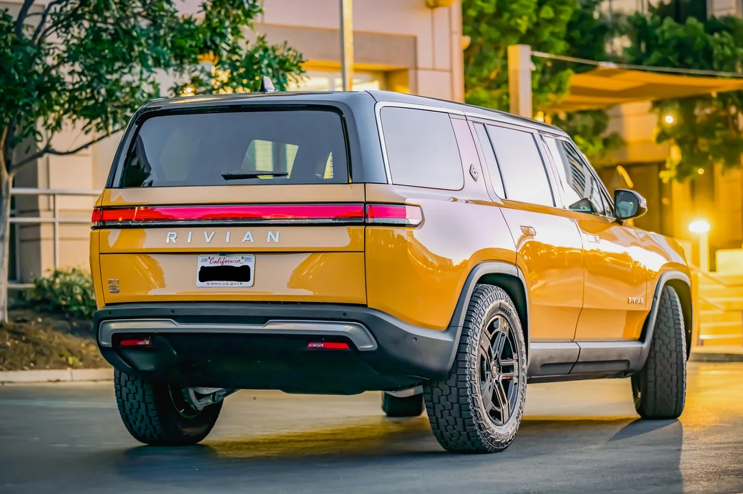 2023 Rivian R1S - Image 14 of 31