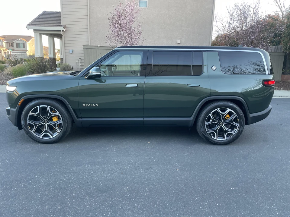 2023 Rivian R1S - Image 8 of 31