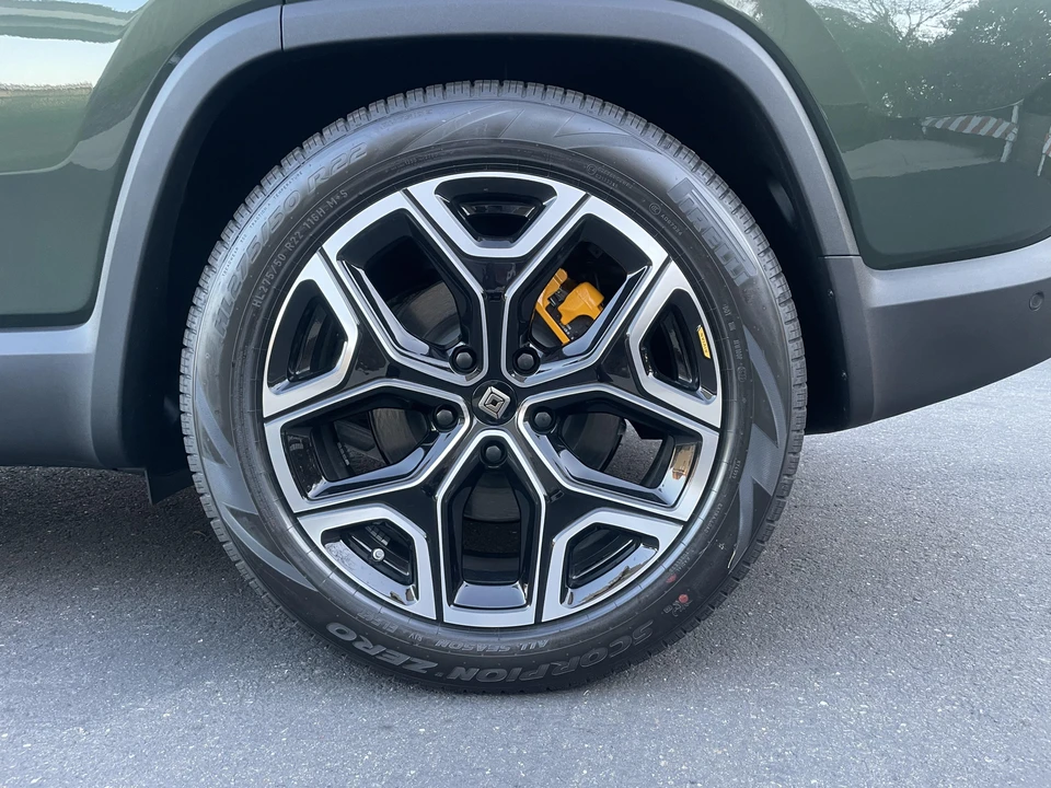2023 Rivian R1S - Image 24 of 31