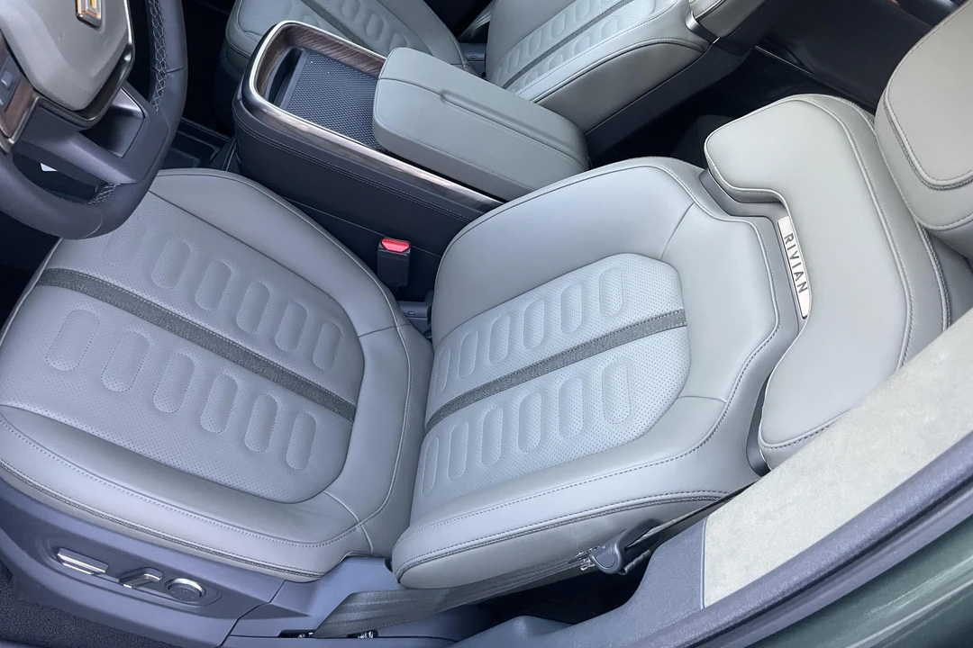 2023 Rivian R1S - Image 28 of 31