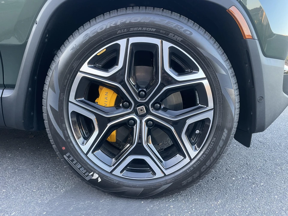 2023 Rivian R1S - Image 26 of 31