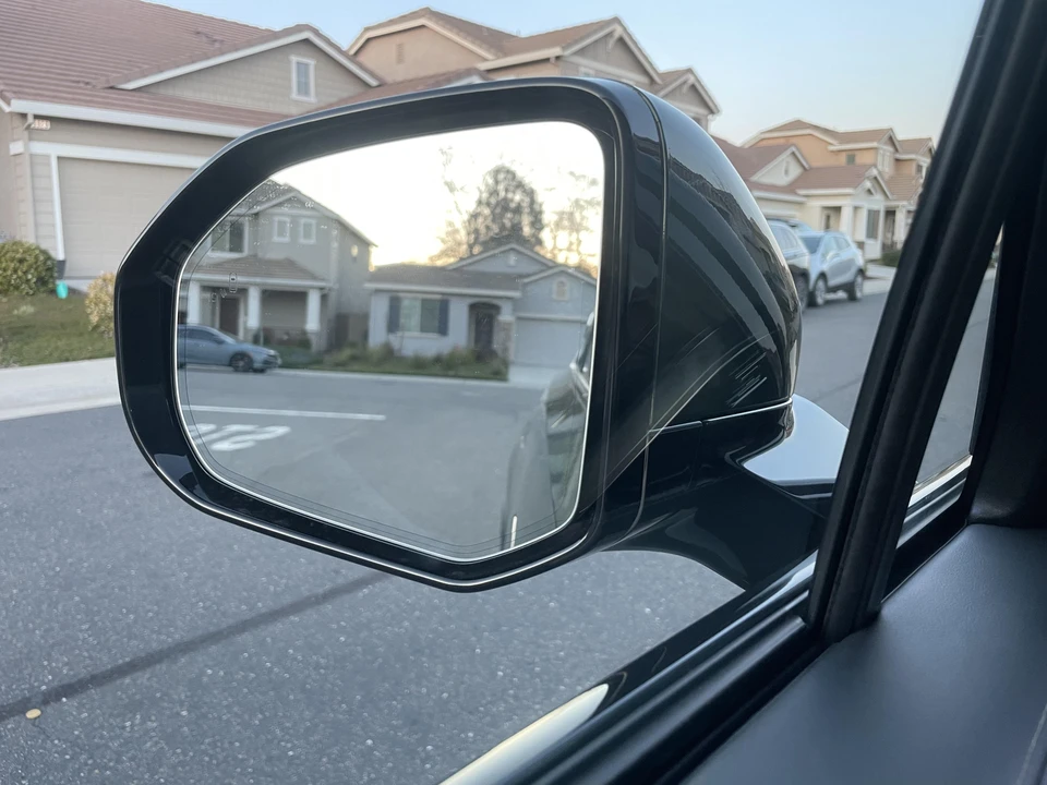 2023 Rivian R1S - Image 15 of 31