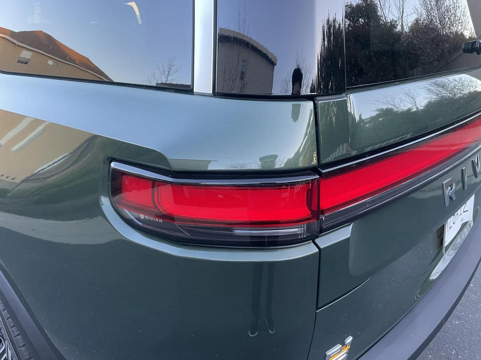 2023 Rivian R1S - Image 17 of 31