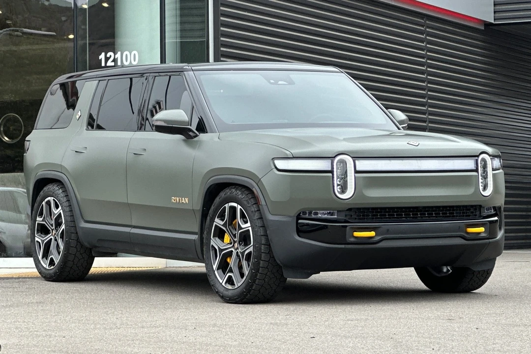 2023 Rivian R1S - Image 10 of 21
