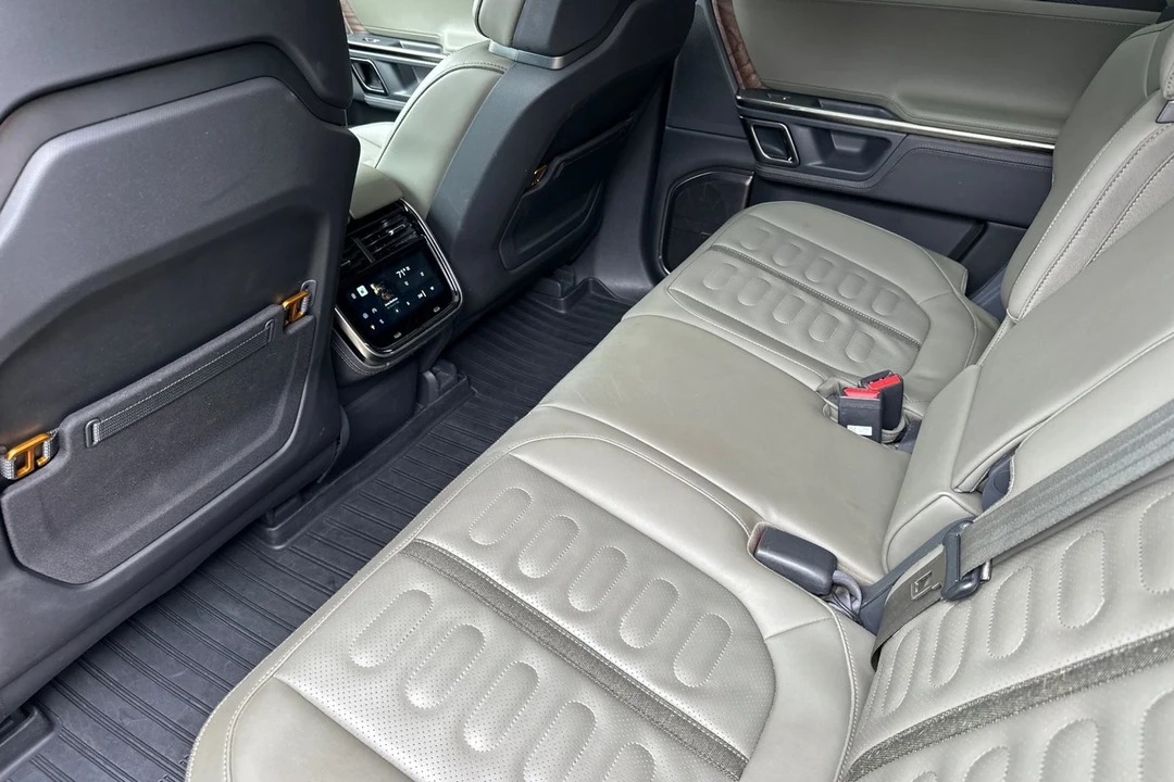 2023 Rivian R1S - Image 15 of 21