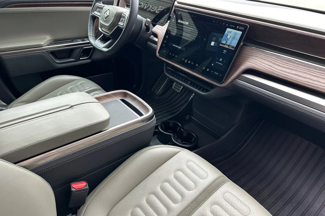 2023 Rivian R1S - Image 18 of 21