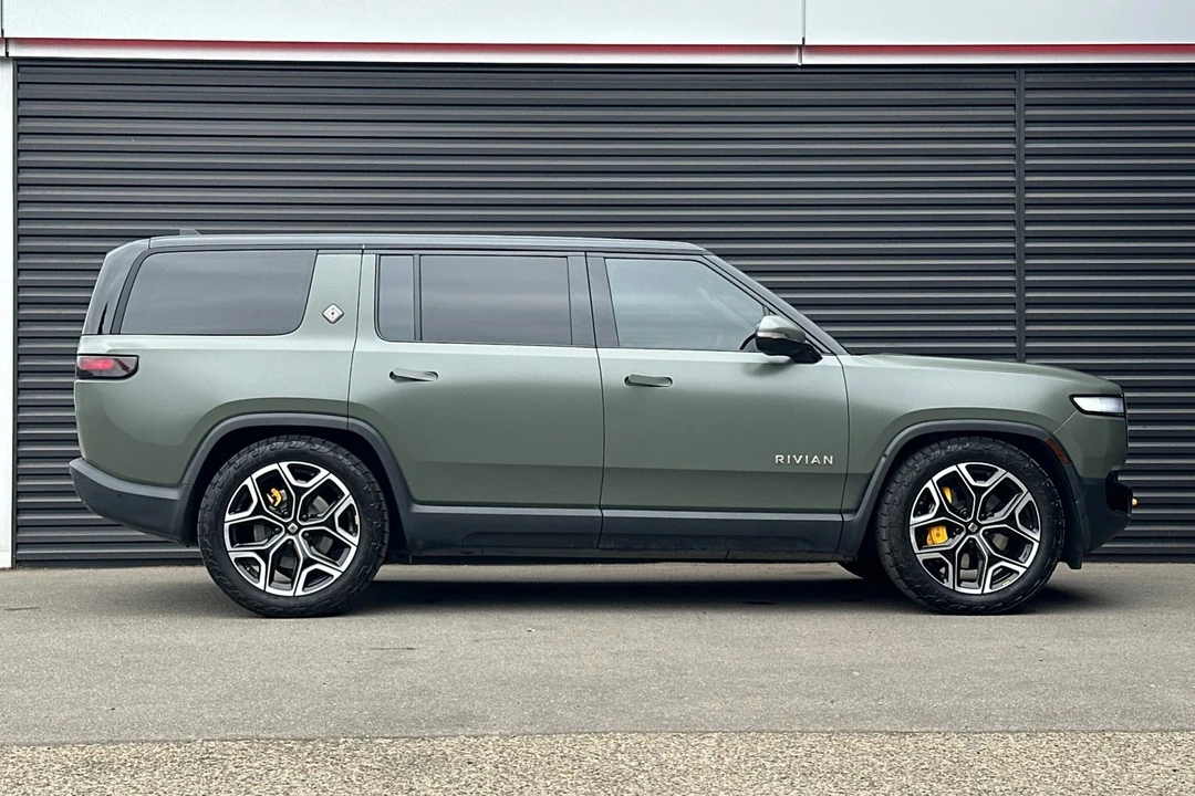 2023 Rivian R1S - Image 9 of 21