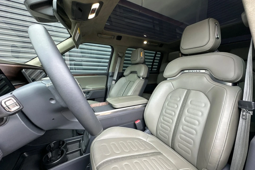2023 Rivian R1S - Image 5 of 21