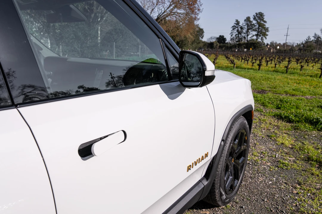2023 Rivian R1S - Image 28 of 31