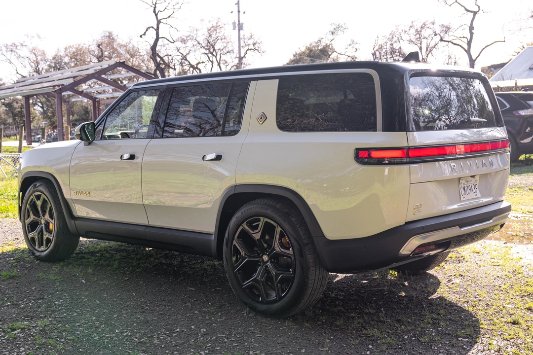 2023 Rivian R1S - Image 8 of 31