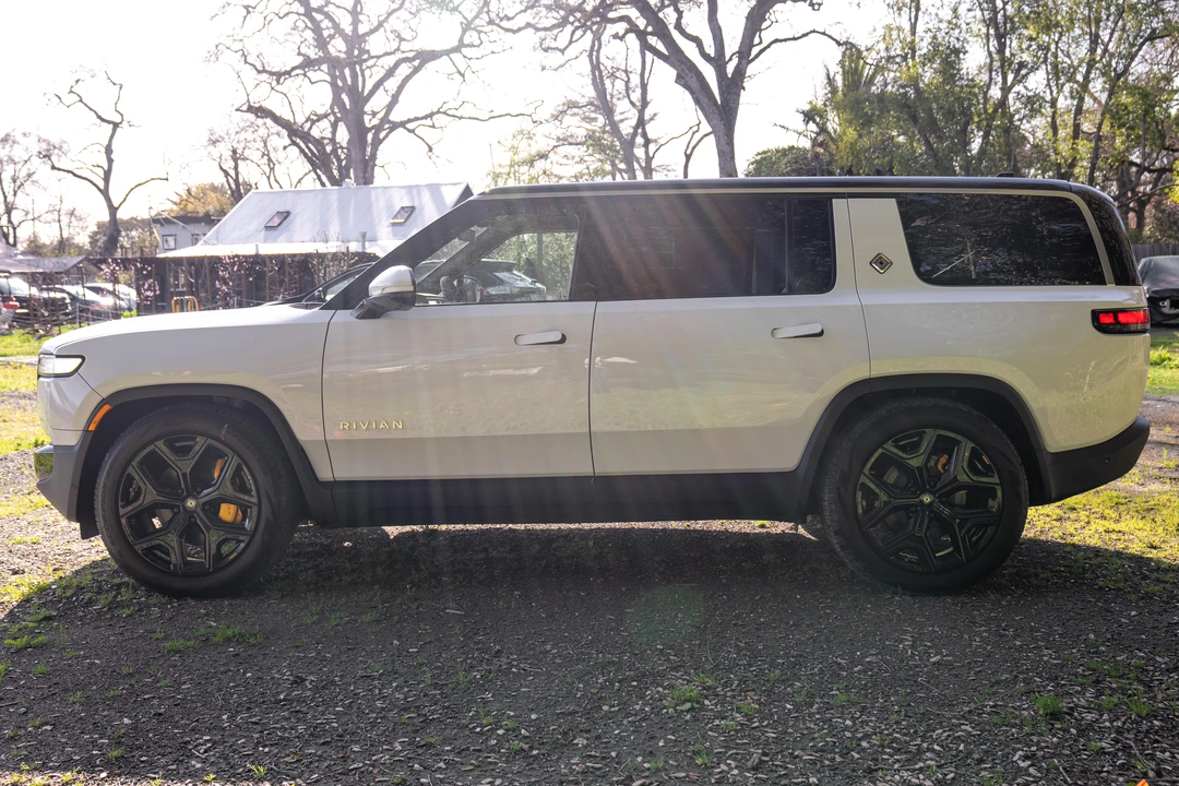 2023 Rivian R1S - Image 7 of 31