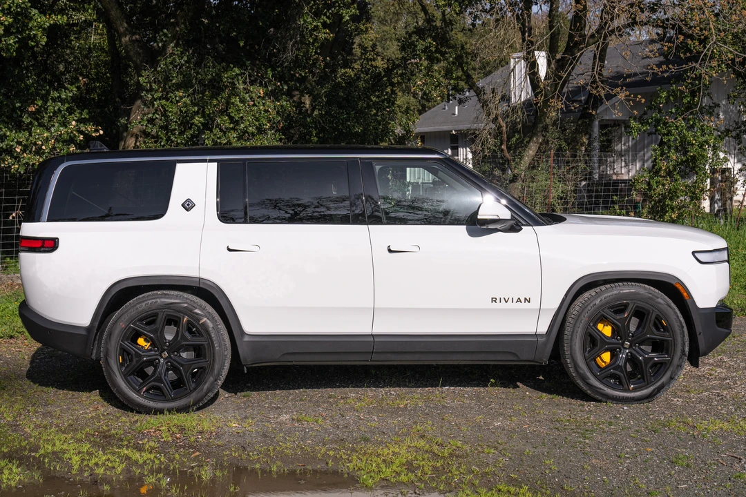2023 Rivian R1S - Image 9 of 31