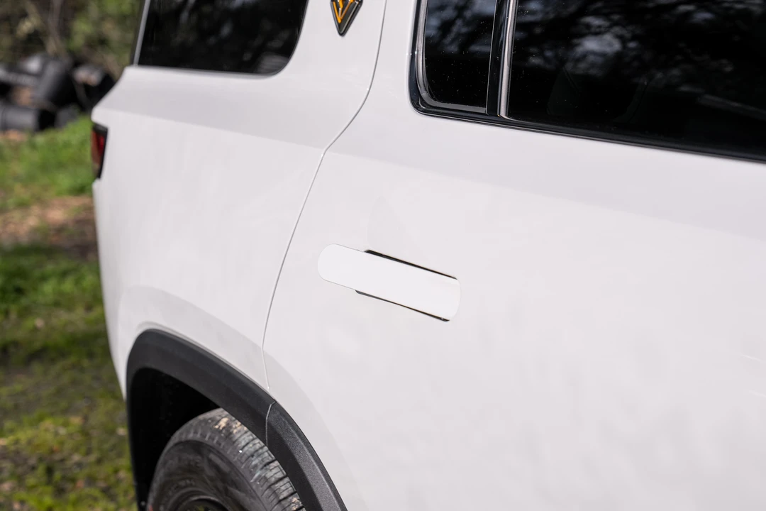 2023 Rivian R1S - Image 26 of 31