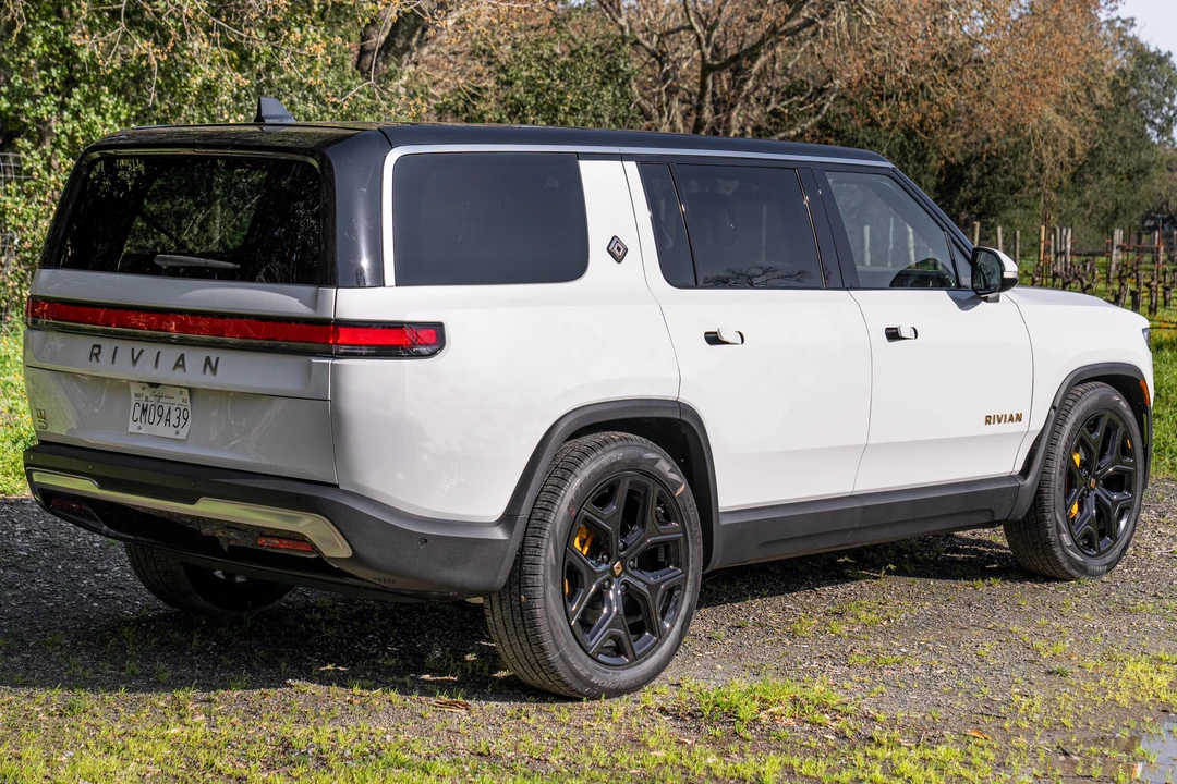 2023 Rivian R1S - Image 4 of 31