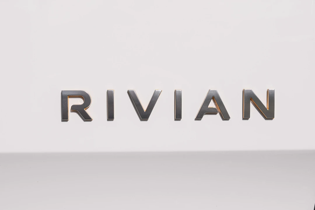 2023 Rivian R1S - Image 18 of 31