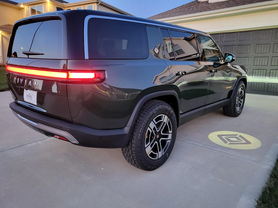 2023 Rivian R1S - Image 28 of 31