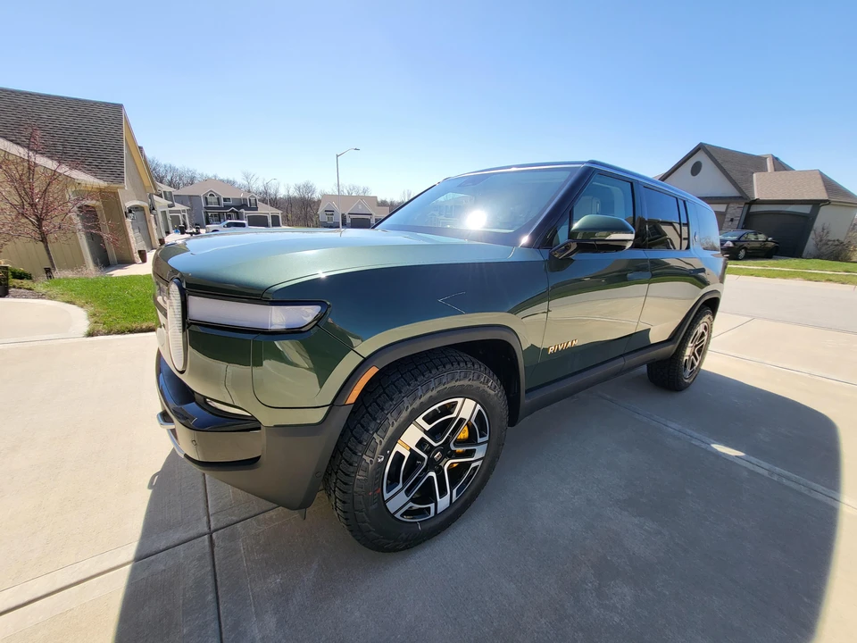 2023 Rivian R1S - Image 18 of 31