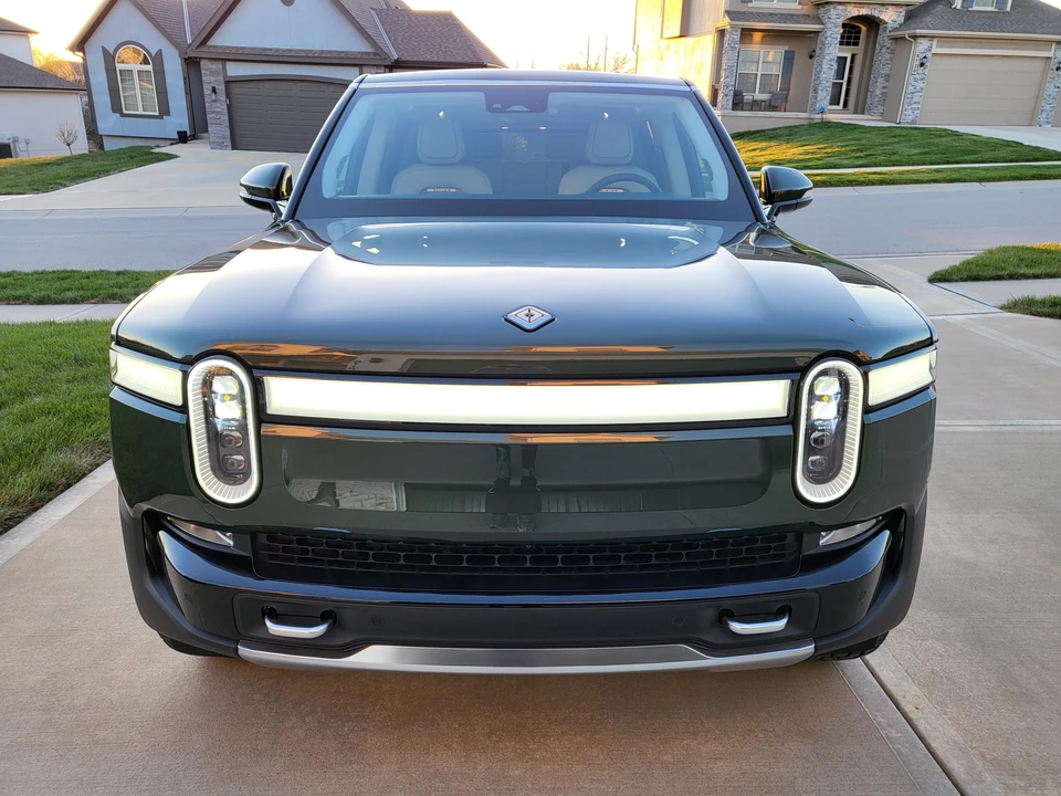 2023 Rivian R1S - Image 10 of 31