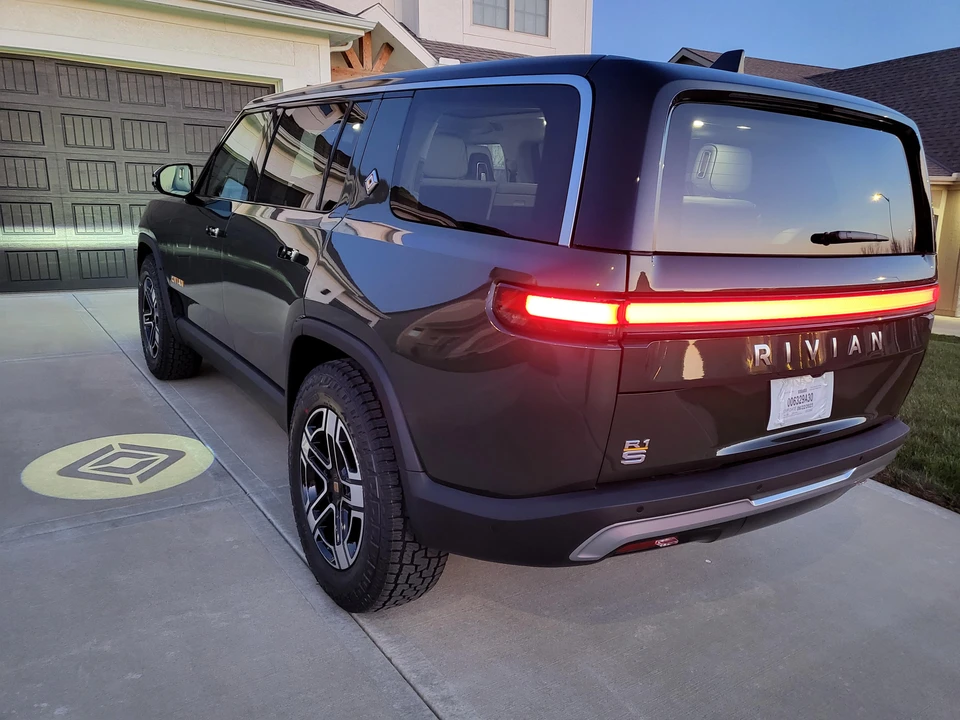 2023 Rivian R1S - Image 23 of 31
