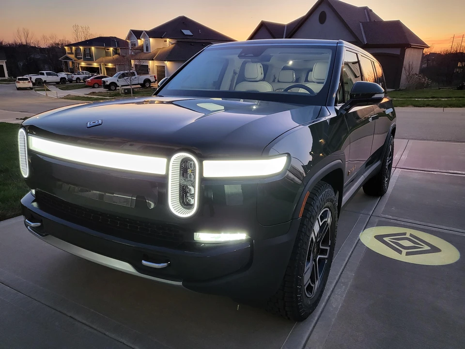 2023 Rivian R1S - Image 12 of 31