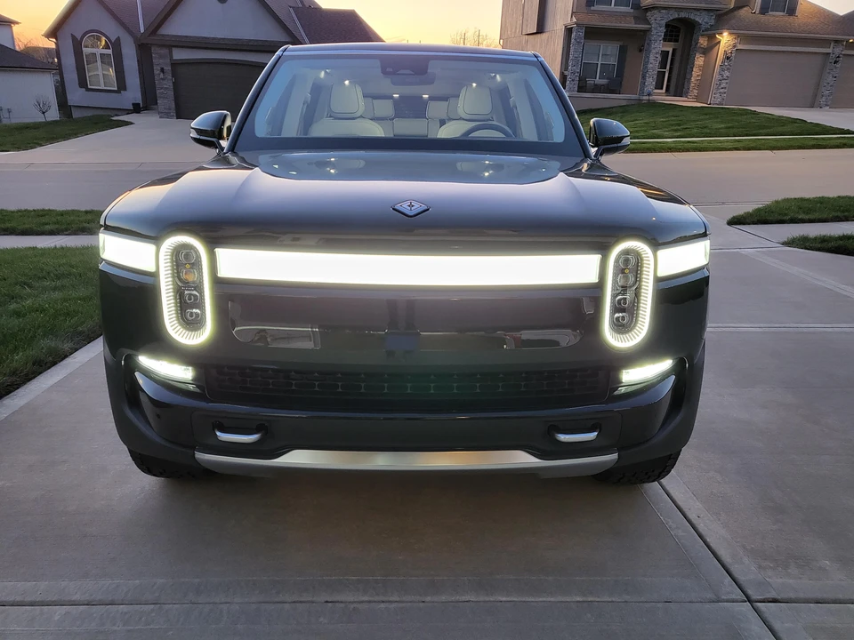 2023 Rivian R1S - Image 8 of 31