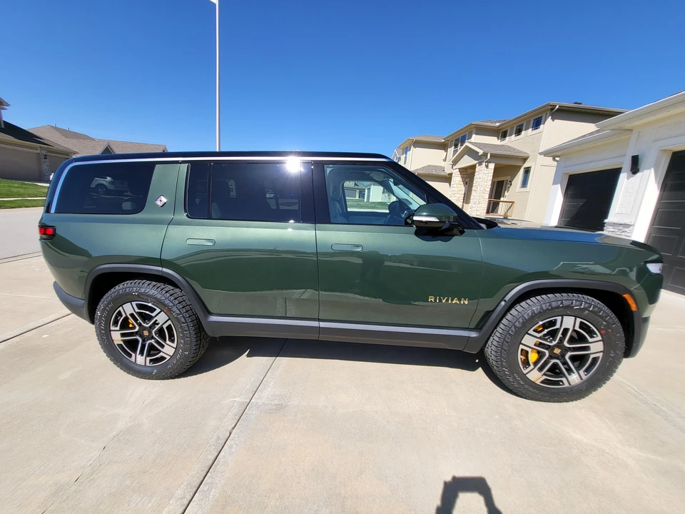 2023 Rivian R1S - Image 30 of 31