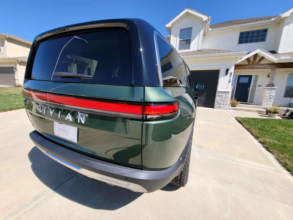 2023 Rivian R1S - Image 27 of 31