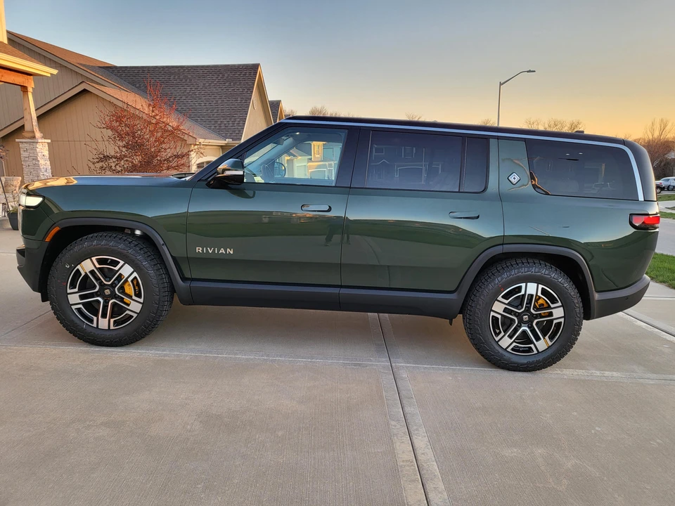 2023 Rivian R1S - Image 20 of 31