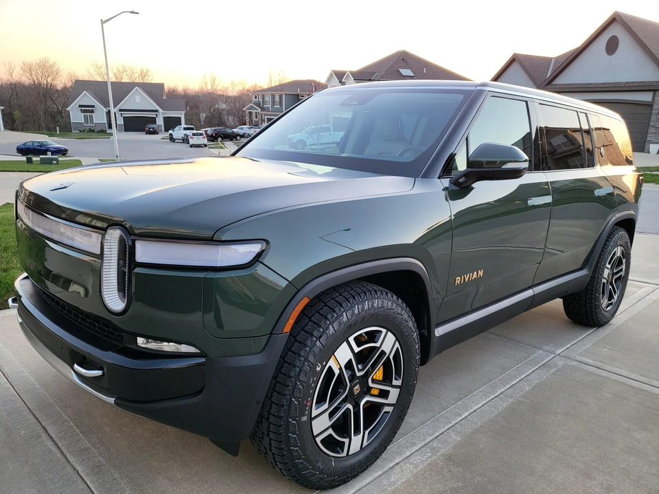 2023 Rivian R1S - Image 17 of 31