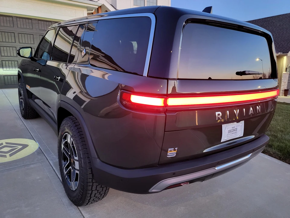 2023 Rivian R1S - Image 24 of 31