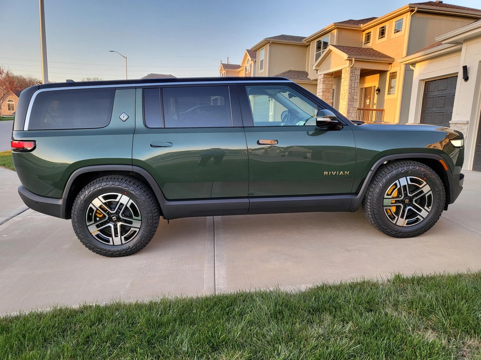 2023 Rivian R1S - Image 29 of 31