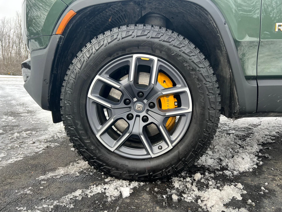 2023 Rivian R1S - Image 16 of 31