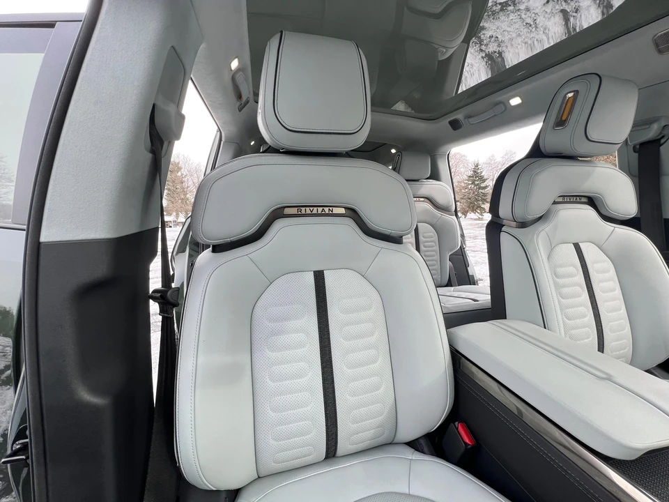 2023 Rivian R1S - Image 27 of 31