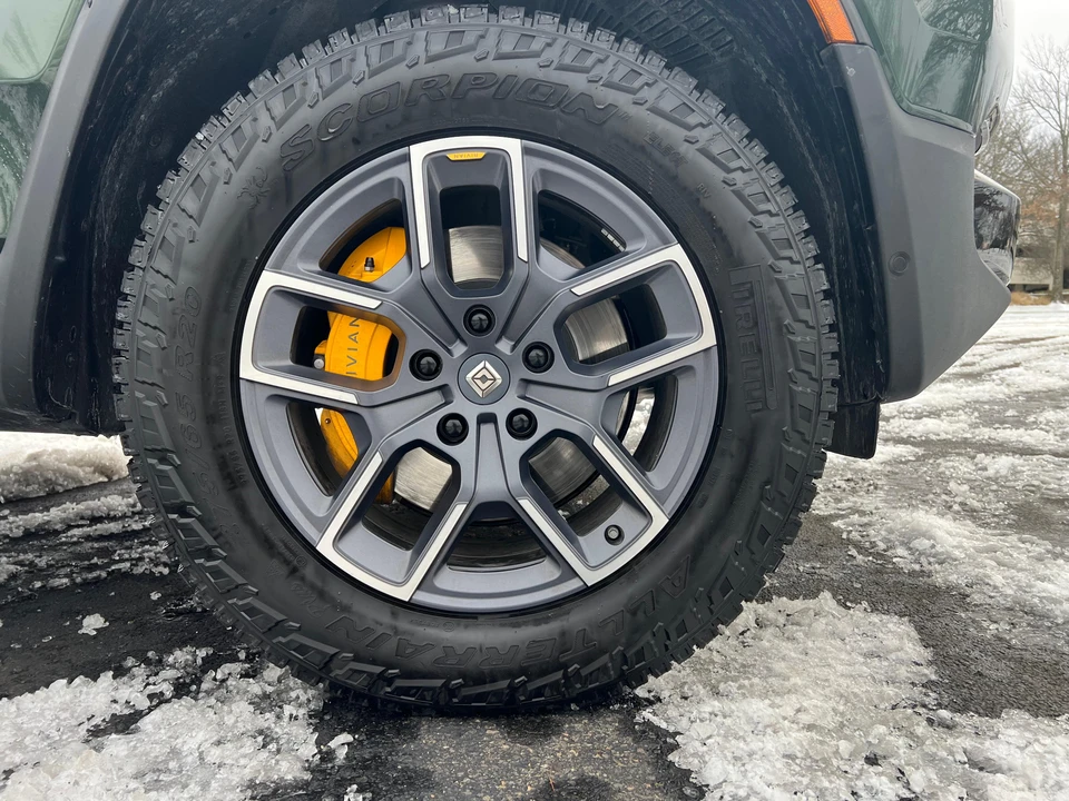 2023 Rivian R1S - Image 19 of 31